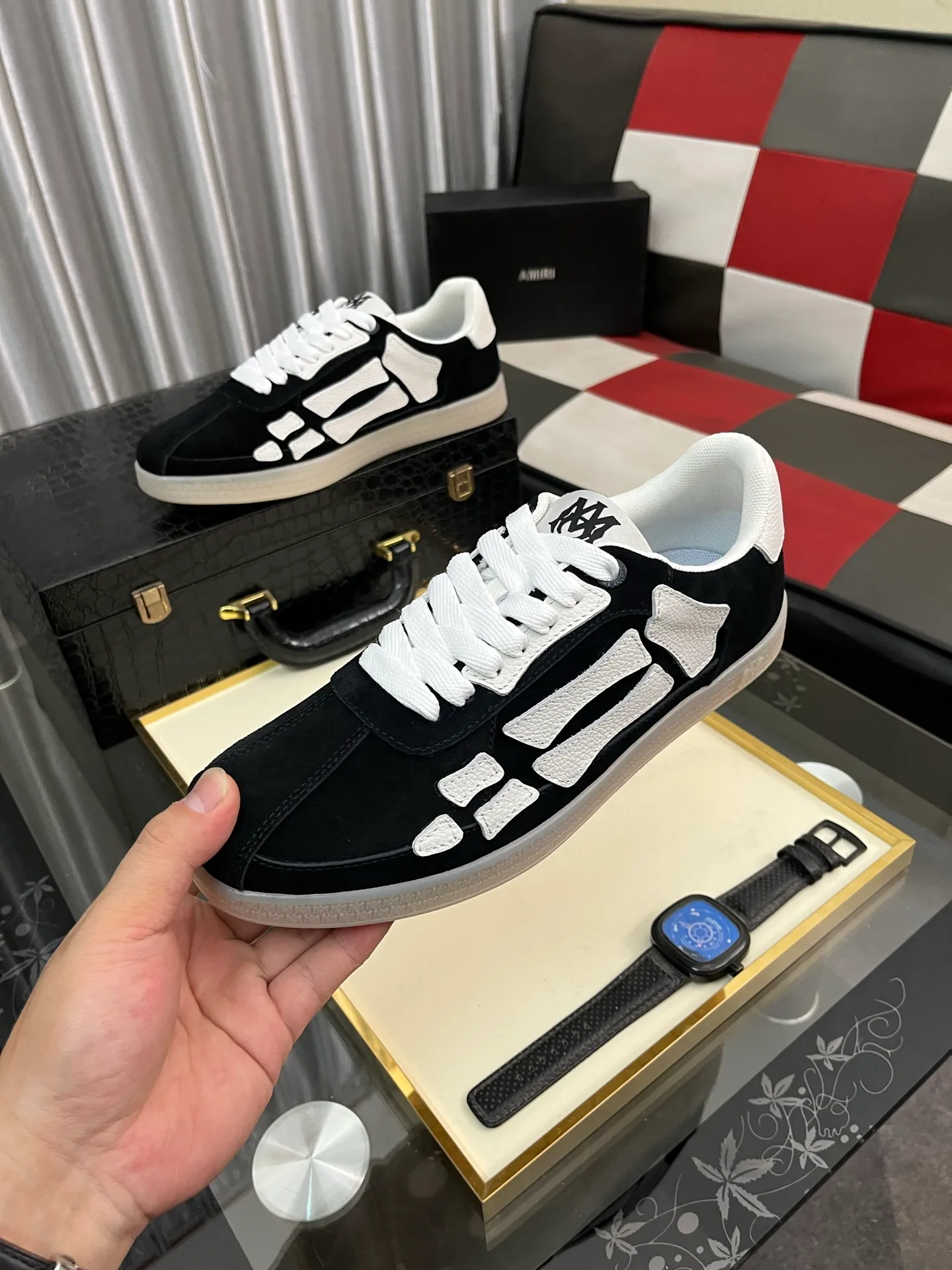 Men's shoes 💰420⌚️⌚️《AMIR*》New men's low-top casual sports sneakers bone shoes, another pair of irresistible bone shoes. Bone shoes are one of AMIRI's most popular items. They use first-layer cowhide uppers. The side bones are made of two cowhide laminations. They have a three-dimensional feel. The leather incisions are all oil-edged. Contrasting color design. Simple style. Fashionable sports. Customized metal LOGO nameplate to embellish shoelaces. Exclusive control of top version. Supports comparison. Breathable mesh lining Original rubber outsole A must-have item for daily leisure Suitable for various occasions Check it out if you are looking for high quality Super cool uppers Size: 38-445️⃣ Colors available